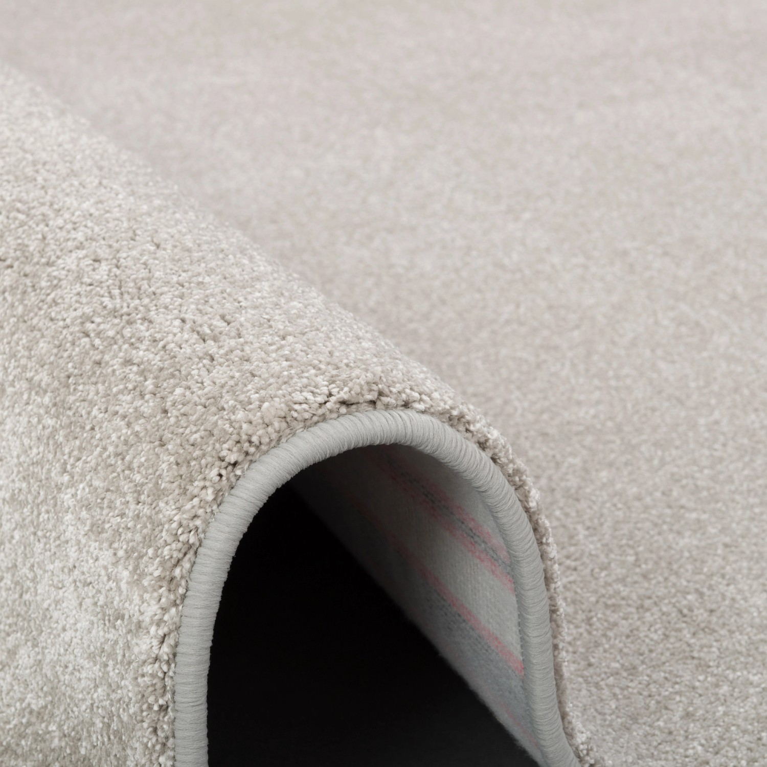 Detailaufnahme: Snapstyle Hochflor Teppich Touch in Silbergrau, weicher Velours, 80x160cm.