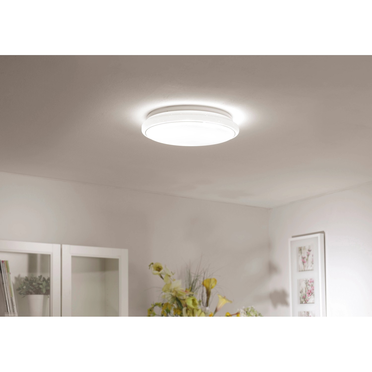 Weiße, runde LED-Deckenleuchte Lolasmart-Jupi, App-steuerbar, Durchmesser 59 cm.