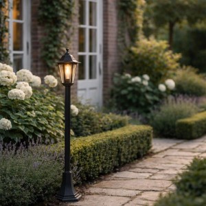 Schwarze QAZQA New Haven Laterne, eine klassische Außenleuchte im Garten.