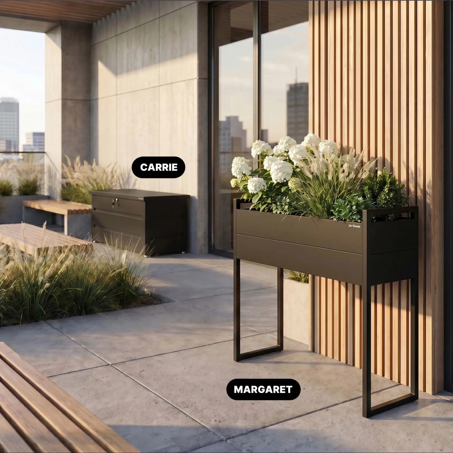 Hoher schwarzer Metall-Blumenkübel MARGARET H mit weißen Blumen auf modernem Balkon. Robuster Pflanzkübel.