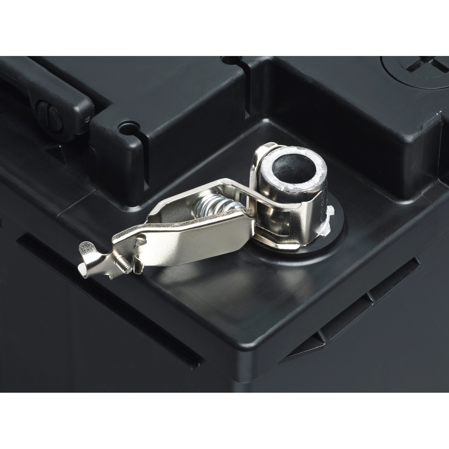 OBI Batterieladeklemme aus Stahl, max. 25 A, Detailaufnahme auf Batteriepol.