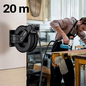 Wiltec Druckluft Schlauchtrommel 20m, schwarz, an Wand. Mann nutzt Druckluftnagler in Werkstatt. Robustes Kompressor Zubehör.