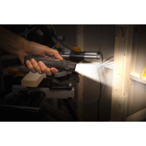 Energizer Hardcase Arbeitslampe in Hand, leuchtet eine Holzwand an. Taschenlampe mit Batterien.