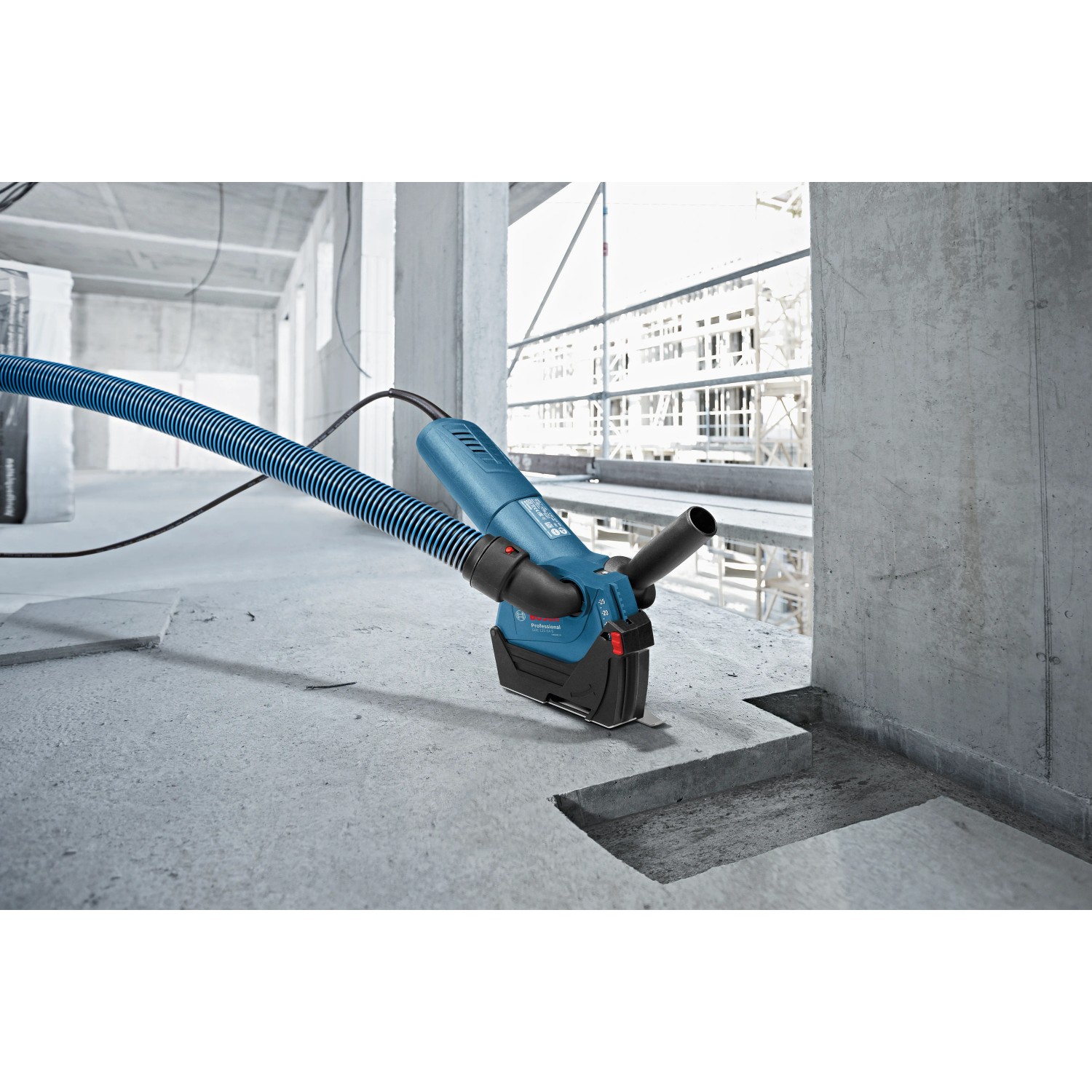 Bosch Professional GDE 230 FC-S Staubabsaugung für Winkelschleifer im Einsatz.