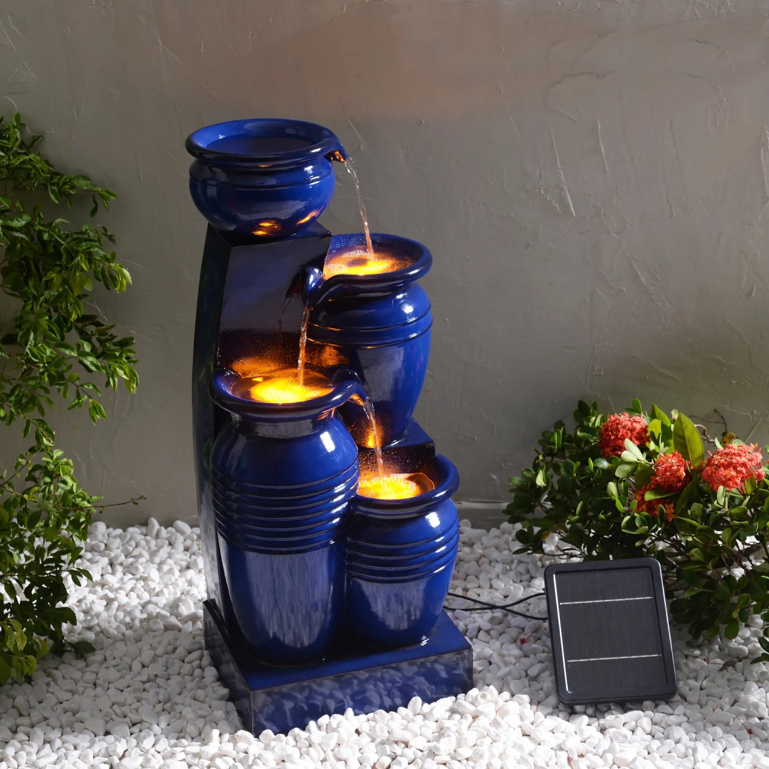 Teamson Home Gartenbrunnen mit 4 Stufen, Solar und LED in Marineblau. Wasser fließt kaskadenartig.