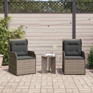 Zwei graue Poly-Rattan Gartensessel mit dunklen Kissen auf einer Terrasse, flankieren einen Beistelltisch. Verstellbare Gartenmöbel.