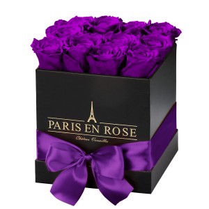 Eckige Rosenbox in Schwarz mit violetter Schleife und 12 violetten Rosen.