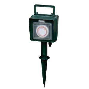 Grüner Erdspieß mit Zeitschaltuhr für den Garten, Stromverteilung Außenbereich.