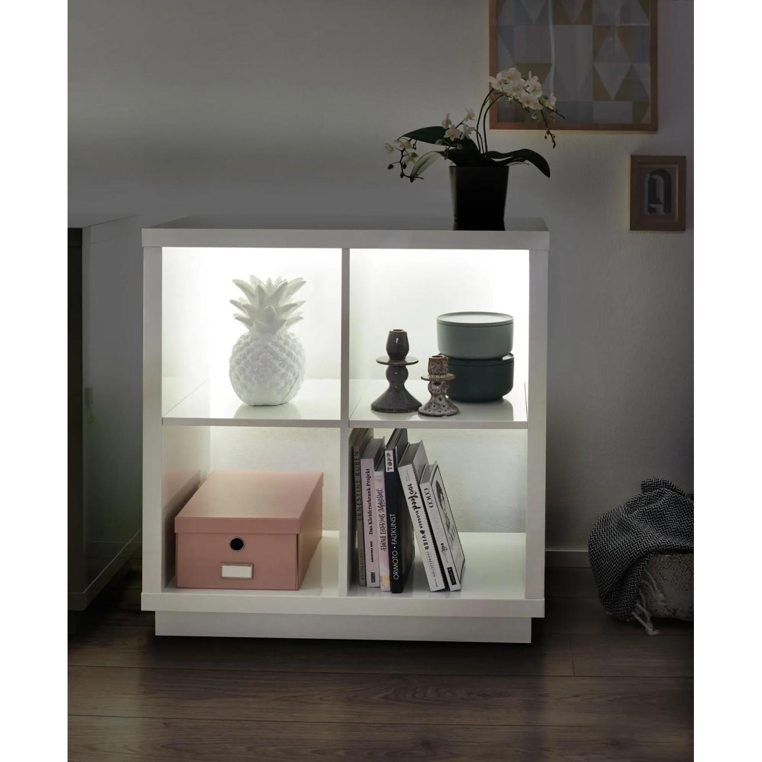 Weißes Regal mit Paulmann MaxLED Streifen, beleuchtet mit warmweißem Licht.