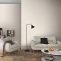 Helle Wohnraum-Szene mit Erismann Vliestapete Spotlight InStyle Creme an der Wand.