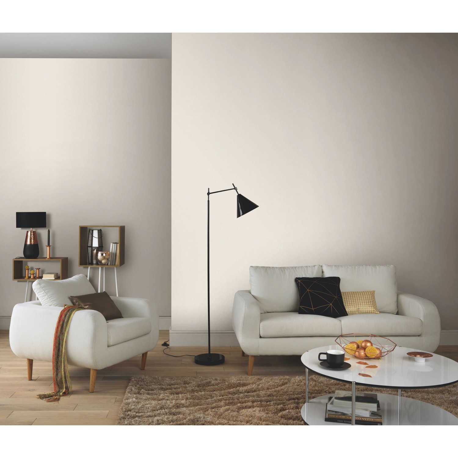 Helle Wohnraum-Szene mit Erismann Vliestapete Spotlight InStyle Creme an der Wand.