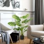 HOMCOM Kunstpflanze 120 cm, Monstera-Optik, grüne Blätter, schwarzer Topf, im modernen Wohnzimmer.