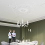 Weißer Sollux Lighting Kronleuchter Minerwa 7 im Esszimmer mit Stuckdecke.