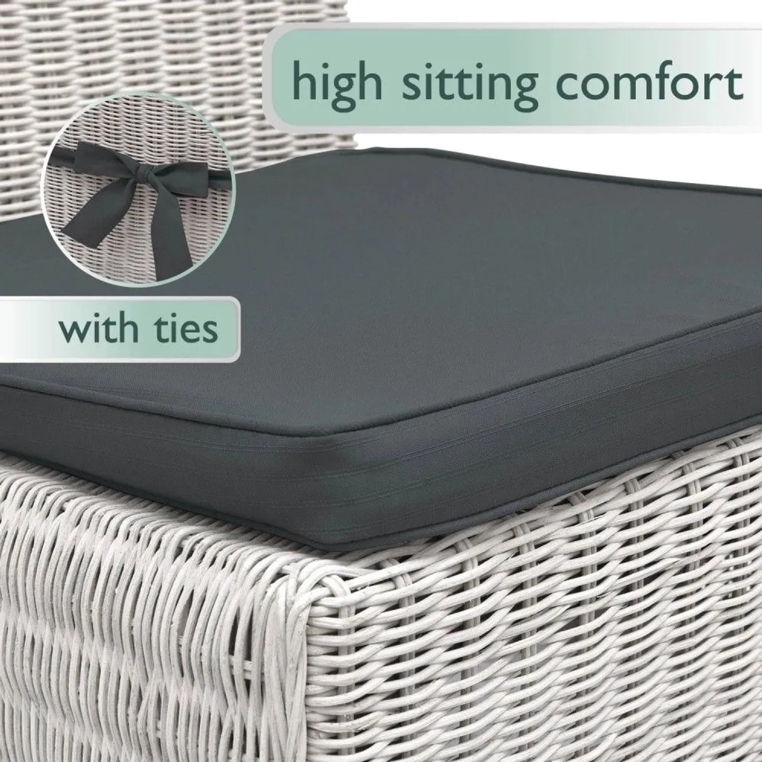 Graphitgraues Beautissu Pia Stuhlkissen auf weißem Rattan-Stuhl mit Befestigungsband. Bequemes Sitzkissen für Gartenstühle.