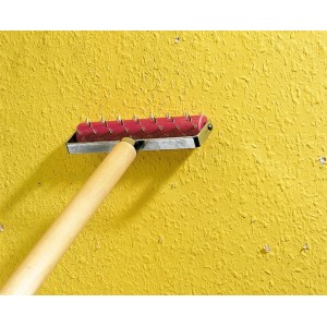 LUX Tapeten-Stachelwalze 15 cm mit Holzgriff zum Anreißen von Tapeten auf gelber Wand.