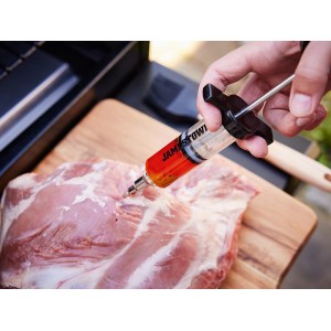 Jamestown Marinierspritze beim Marinieren von Fleisch auf einem Holzbrett.