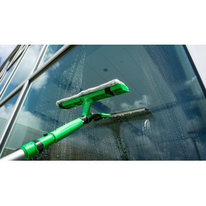 Unger VisaVersa Pro 2-in-1 Fensterwischer in Grün bei der Fensterreinigung.