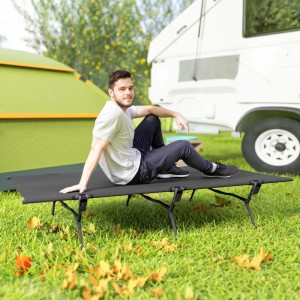 Schwarzes Outsunny Campingbett aus Karbonstahl und Oxfordstoff mit Person im Outdoor-Setting.