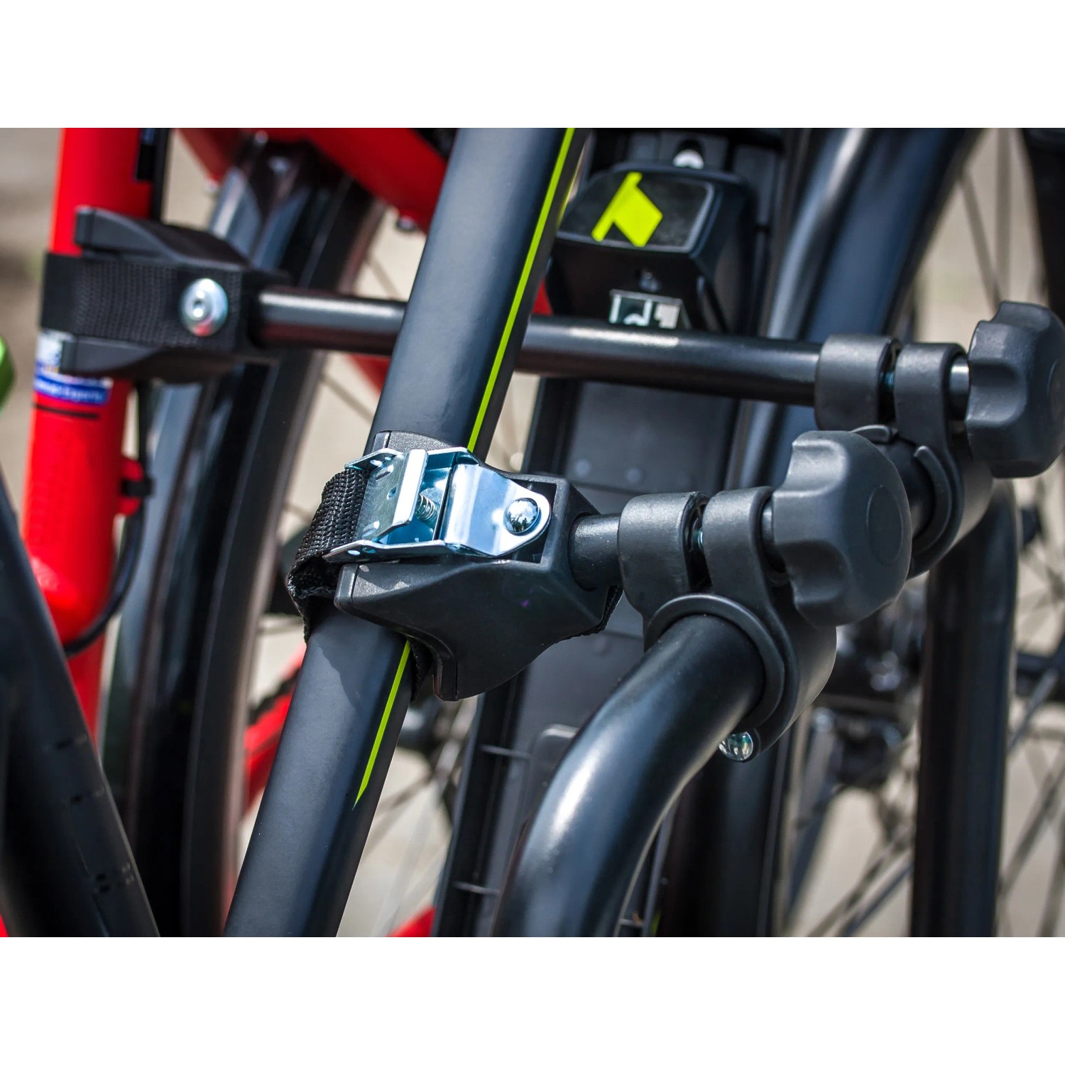 Detailaufnahme: Eufab Fahrrad-Kupplungsträger Falcon mit Fahrrädern.