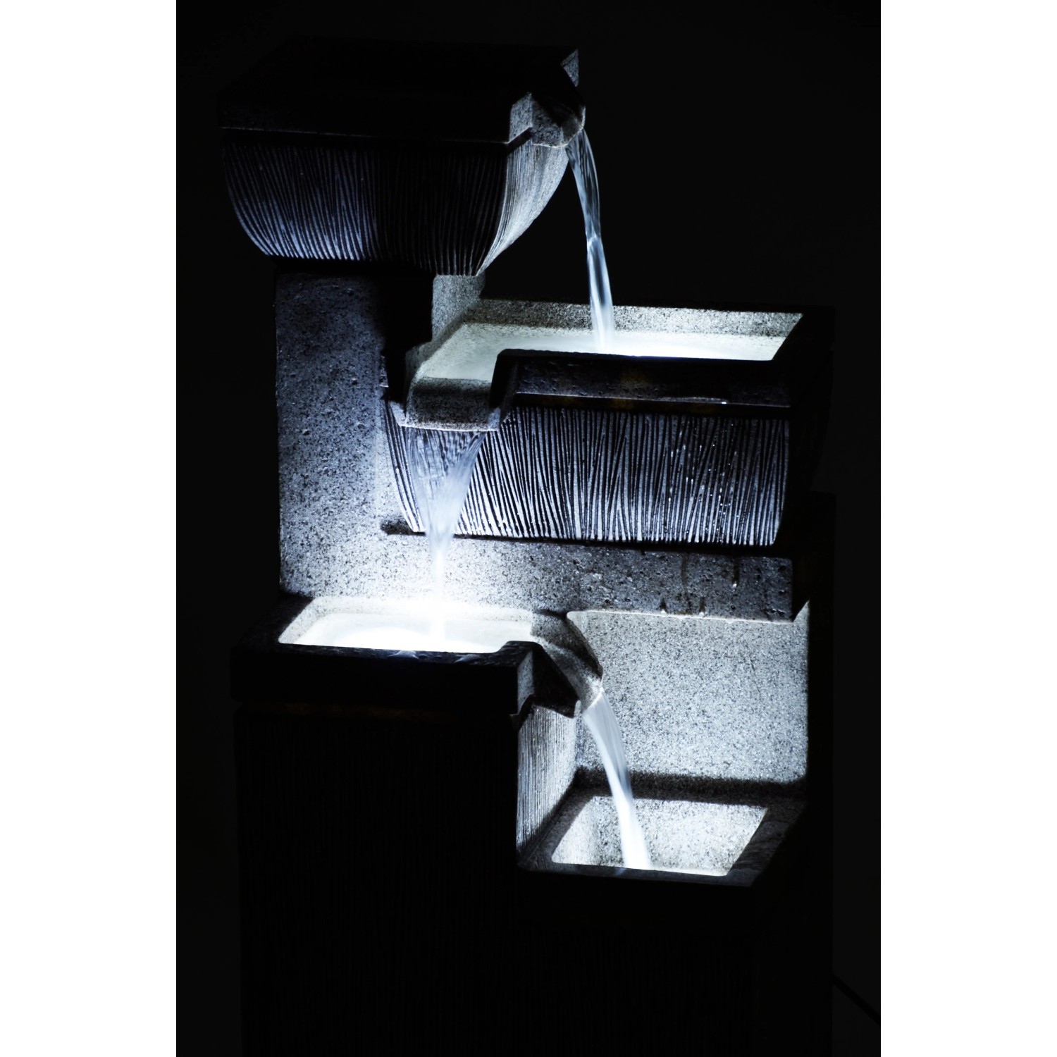 Großer 4-stufiger Design-Gartenbrunnen aus Polyresin mit LED-Beleuchtung.