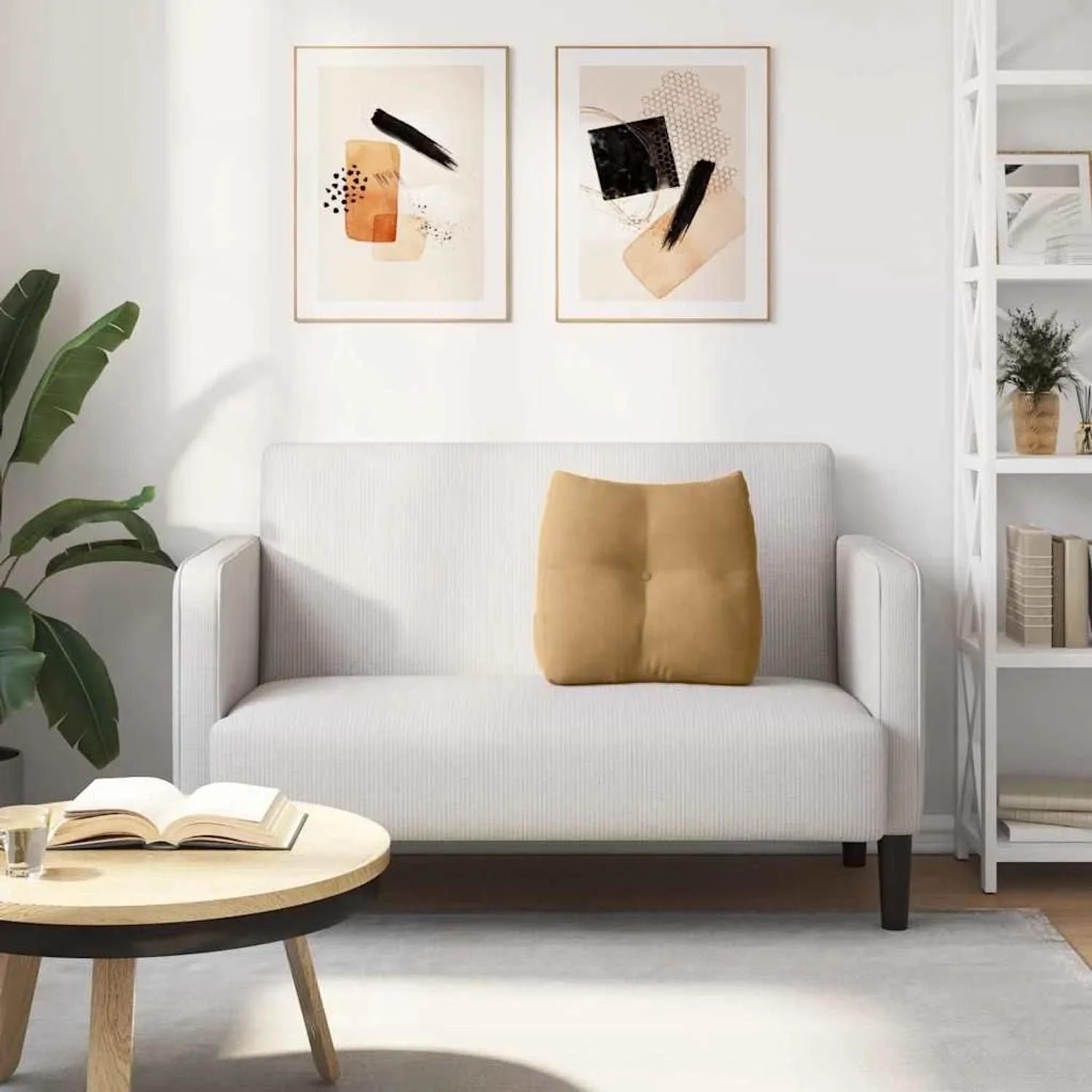 Braunes Samt-Rückenkissen (45x24x50 cm) auf hellem Sofa. Ergonomisch geformt, mit Knopf. Für Kissen & Kissenbezüge.