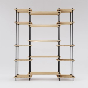 Ar Shelving Deco Set: Standregal mit 15 hellen Holzböden und schwarzem Stahlgestell, flexibel und modern.