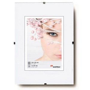 Rahmenloser Bildhalter 13x18 cm von walther design mit Klarglas und Clip-Verschluss.