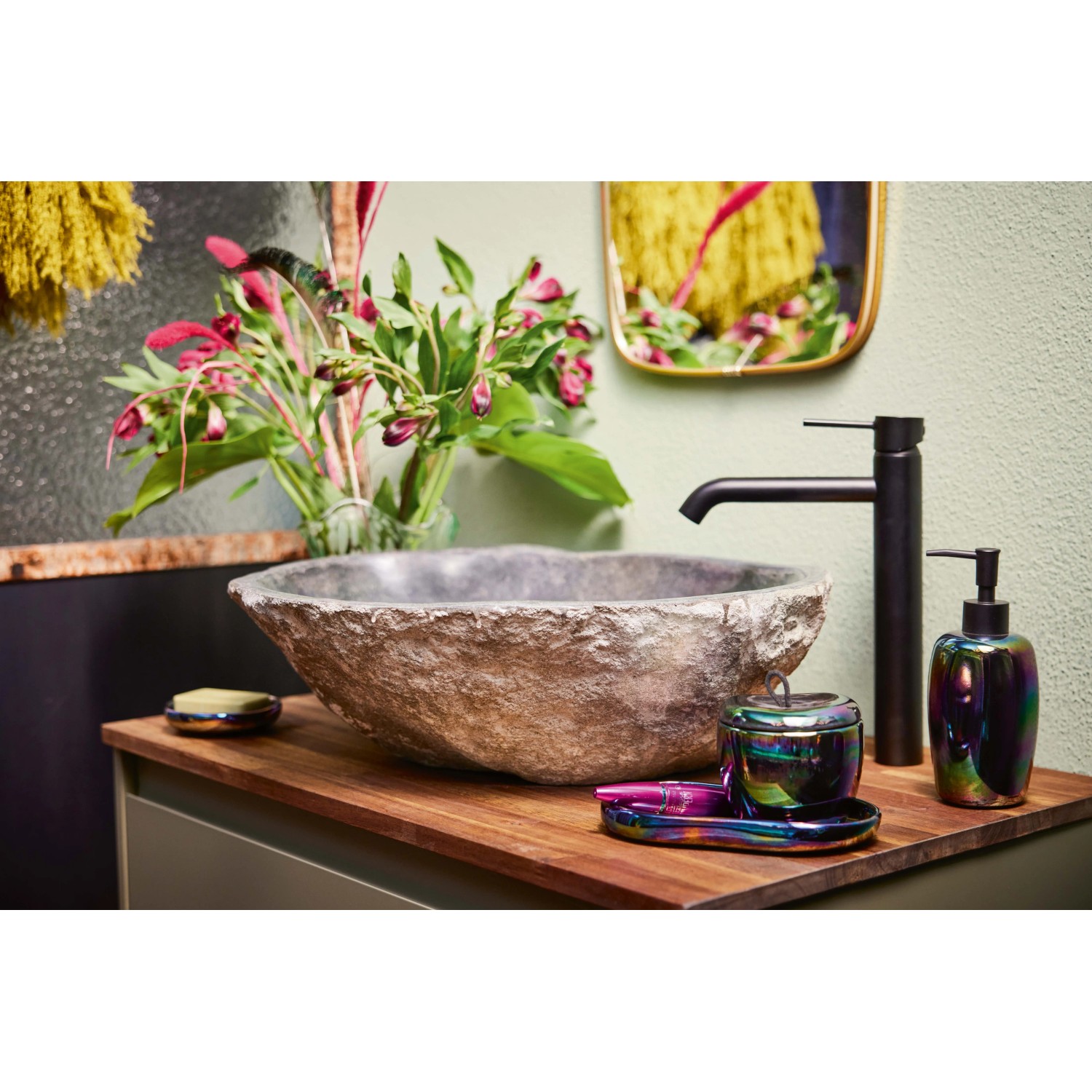 baliv Dark Wonder Kosmetikdose mit Flip-Flop-Effekt im Bad-Ambiente.