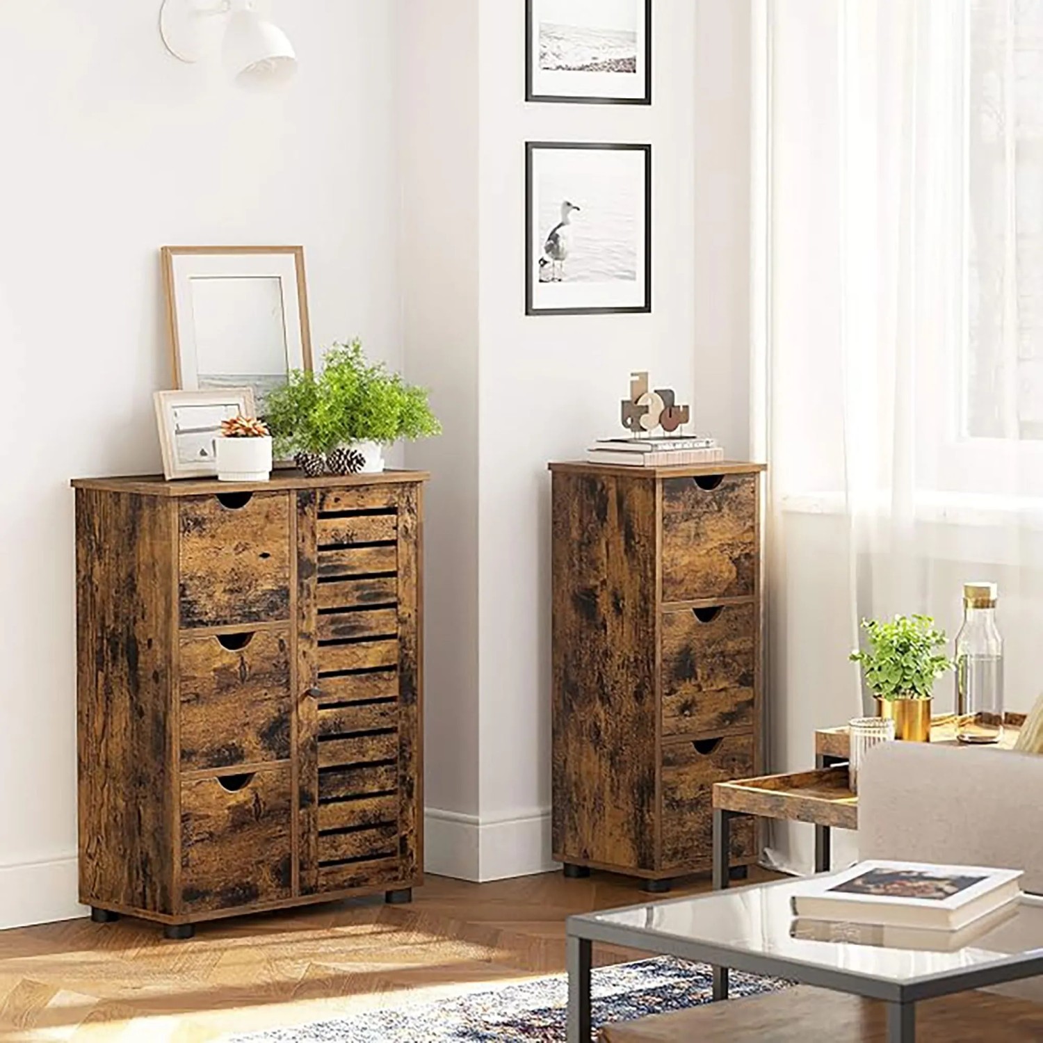 Songmics Badezimmerschrank Hanis, braunes Bad-Standregal mit 3 Schubladen und Tür.
