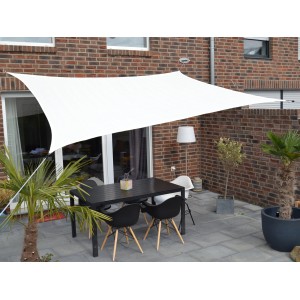 Weißes Floracord Vierecksonnensegel (250x300cm) spendet Schatten über einer Terrasse mit Tisch und Stühlen.