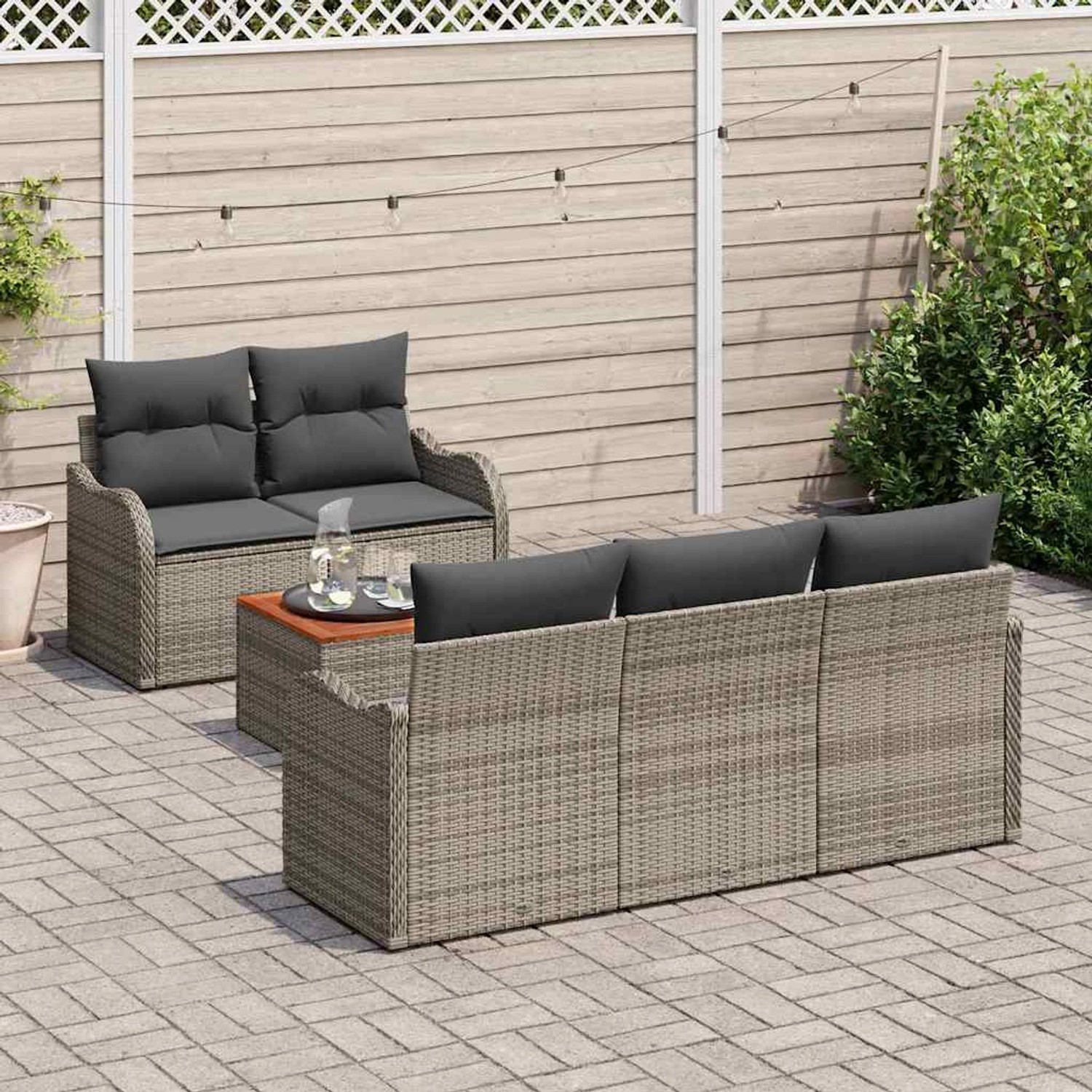 Graues 6-teiliges vidaXL Garten-Sofa-Set aus Poly Rattan mit Tisch und grauen Auflagen.