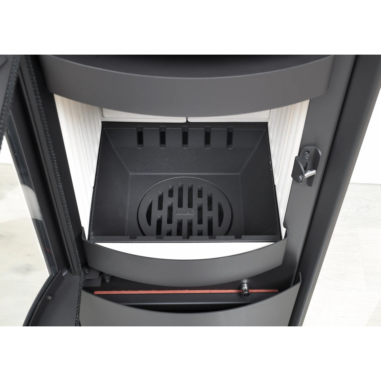 Detailaufnahme: Brennraum des Hark Dauerbrand Kaminofen Nika ECOplus, Kachel Schwarz, 5 kW.