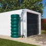 Garantia Zisterne Classico, 650 l, dunkelgrün, neben einer Garage. Regentonne zur Gartenbewässerung.