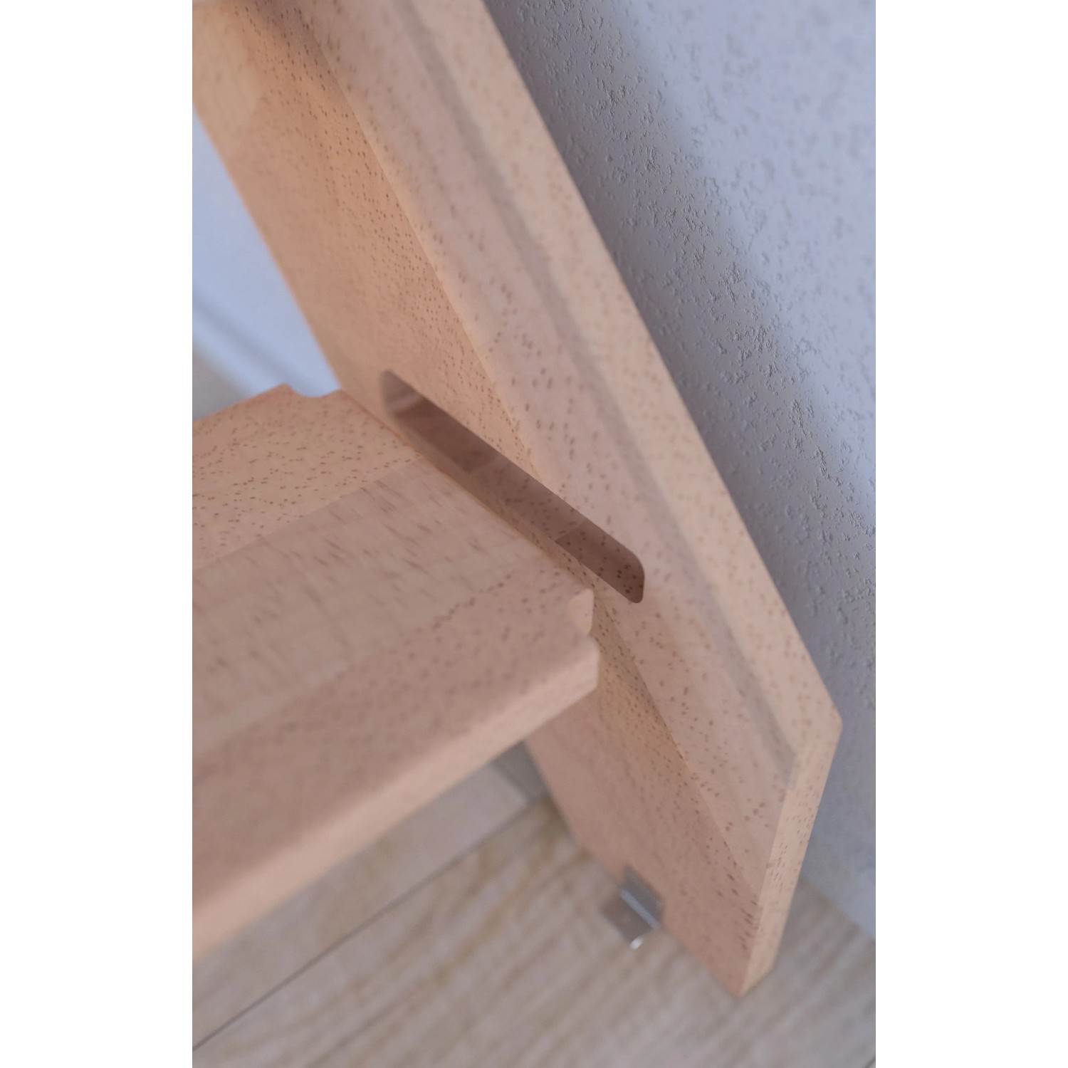 Detailaufnahme StarWood Buche Treppe mit Holzgeländer und Querleisten, Fokus auf Holzverbindung.