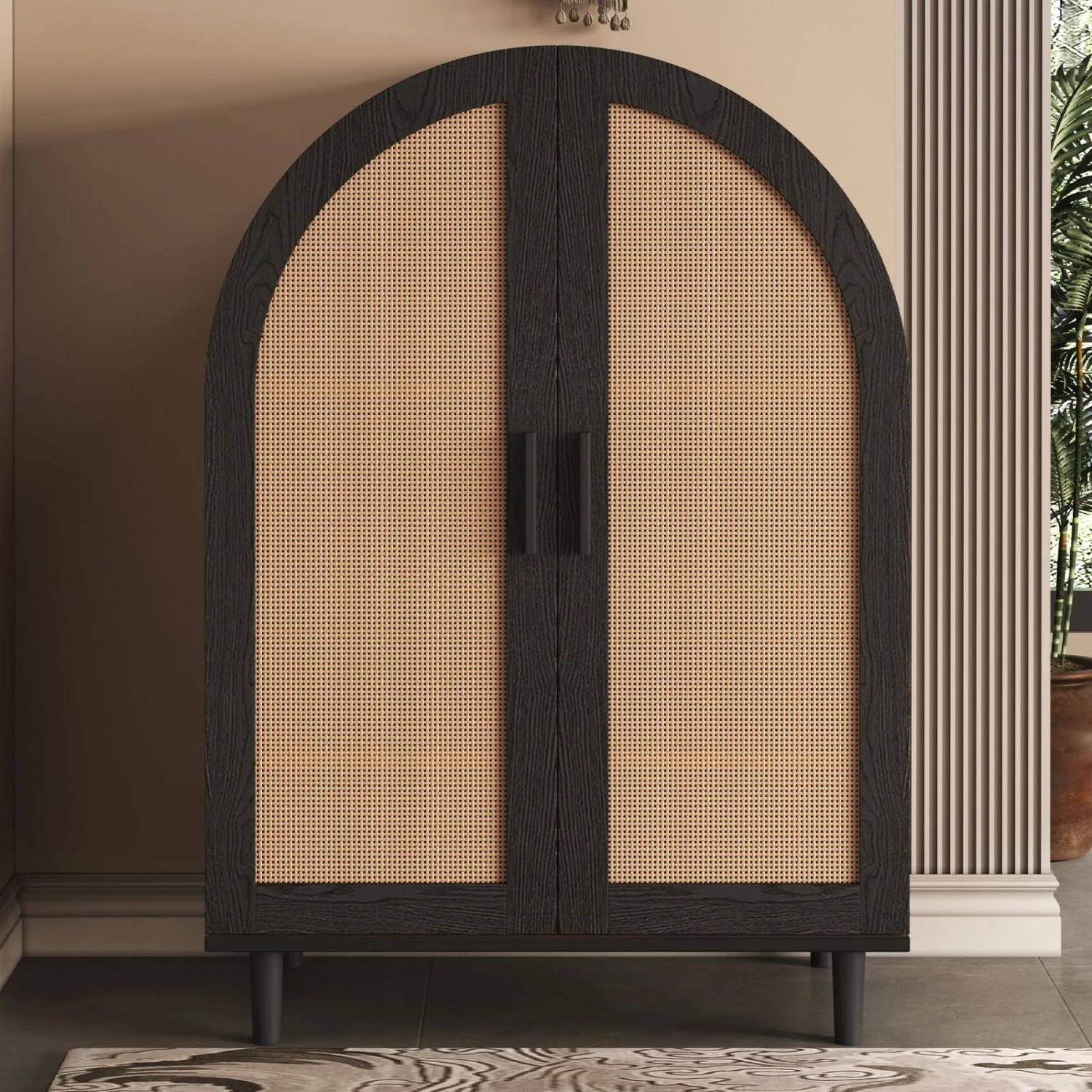 Schwarzer Schuhschrank Sideboard mit zwei gewölbten Rattantüren und schwarzen Griffen, 70x40x100 cm.