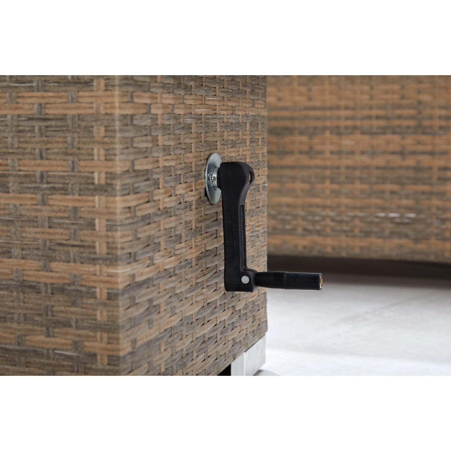 Detailansicht: Merxx Bellante Gartentisch mit Kurbel zur Höhenverstellung, Stahl und Kunststoffgeflecht.