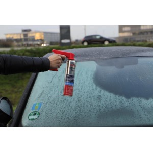 Nigrin Entfroster Spray in Anwendung auf vereister Autoscheibe für klare Sicht.