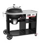 Schwarzer Weber Holzkohlegrill Performer Premium Smart 57 cm mit Seitentisch und Ablageflächen.