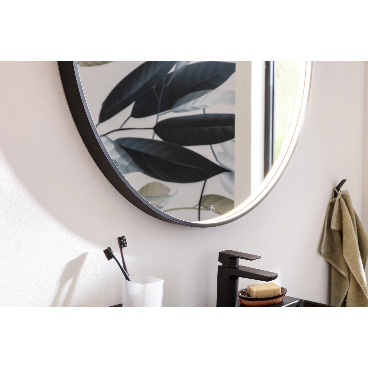 Runder, schwarzer Badmobil LED-Spiegel, 70 cm, mit umlaufender Beleuchtung im Badezimmer.