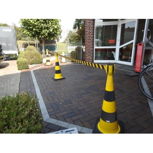 UvV Absperrset mit gelben Leitkegeln (75cm) und schwarz-gelbem Absperrband (5m) zur flexiblen Bereichsabsperrung.