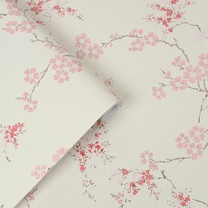 Laura Ashley Vliestapete Oriental Blossom Blush mit rosa Blüten auf hellem Grund.
