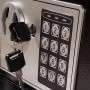 Detailaufnahme: Anthrazitfarbener KARAT Tresor mit elektronischem Zahlenschloss und Schlüssel.