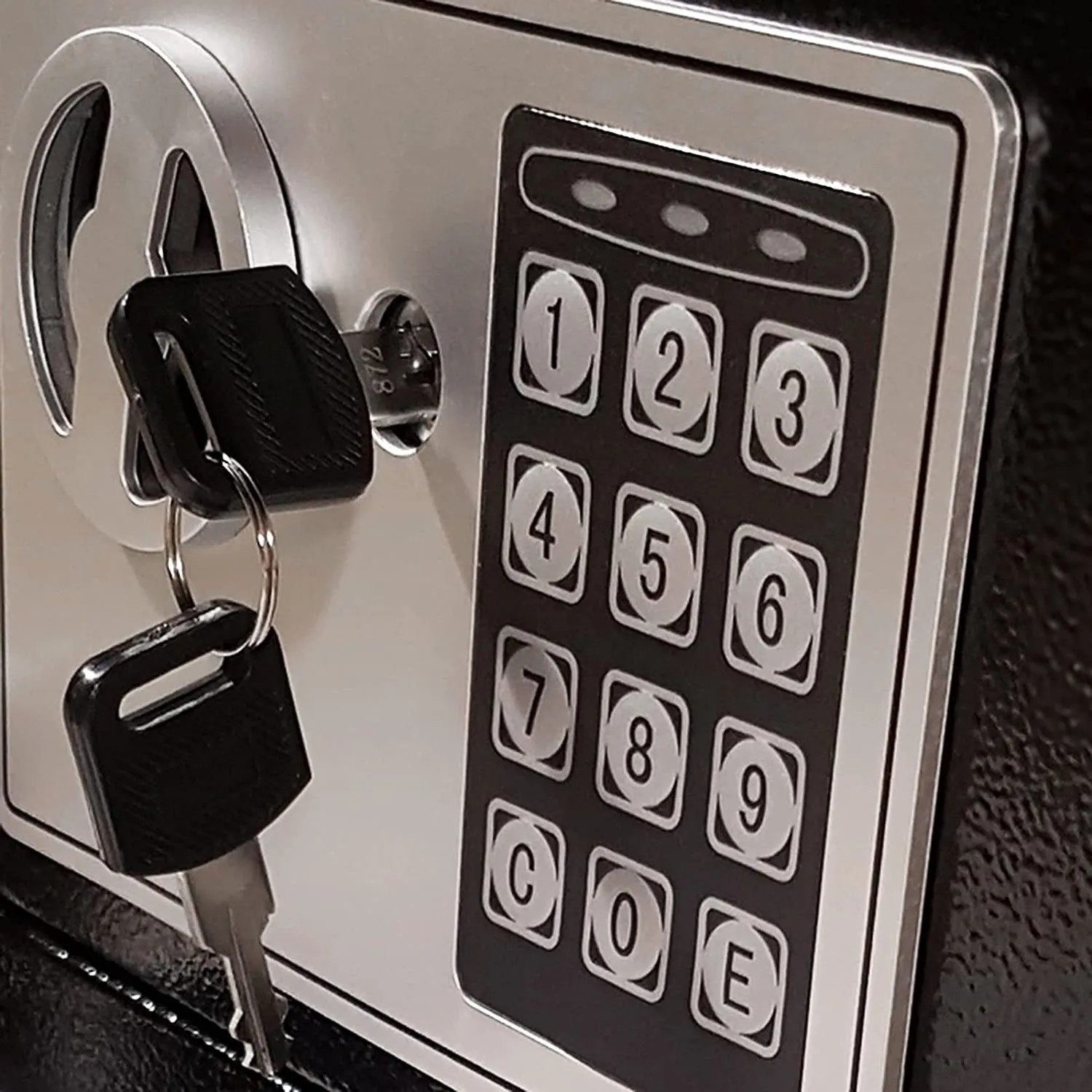 Detailaufnahme: Anthrazitfarbener KARAT Tresor mit elektronischem Zahlenschloss und Schlüssel.