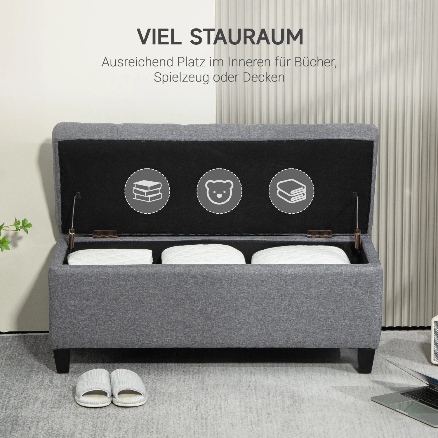 Geöffnete hellgraue HOMCOM Sitzbank mit Stauraum, Polyesterbezug und Schaumstoffpolsterung.