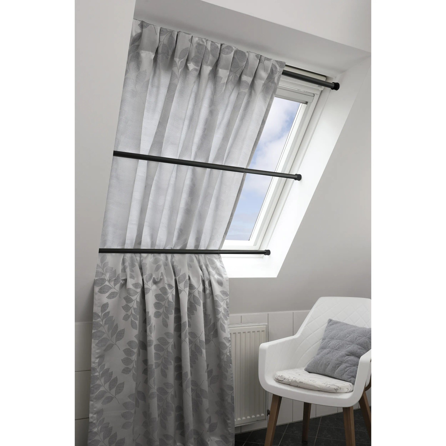 Schwarze Gardinia Spannstange (90-140cm) am Dachfenster mit Vorhang.