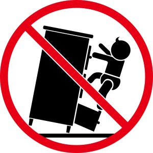 Warnhinweis: Kippgefahr! Schrank vor dem Umfallen sichern.