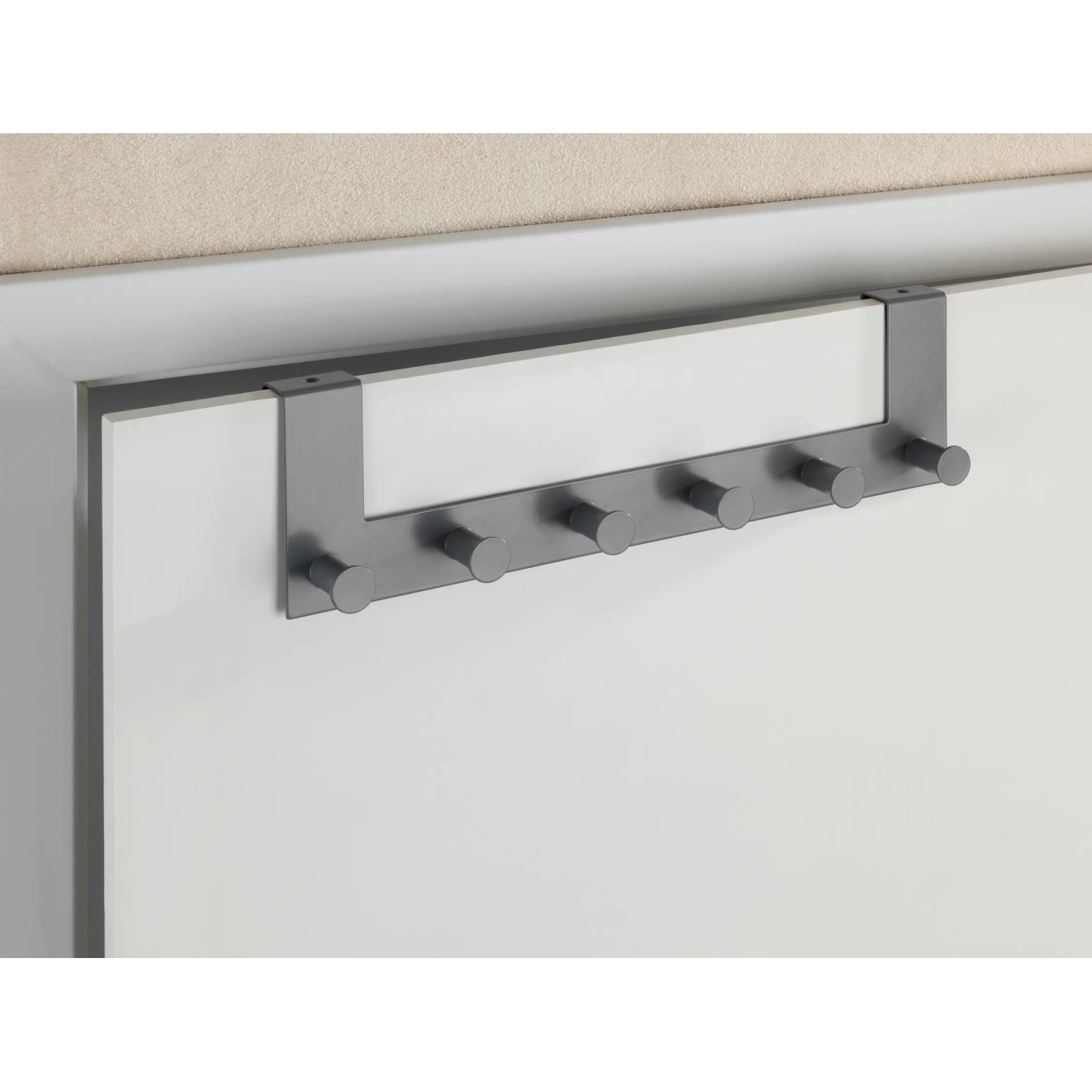 Wenko Türgarderobe Celano Grau mit 6 Haken aus Stahl, über Tür gehängt.
