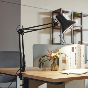 Schwarze Lindby LED Klemmleuchte Undra, dimmbar, aus Metall für Arbeitszimmer.