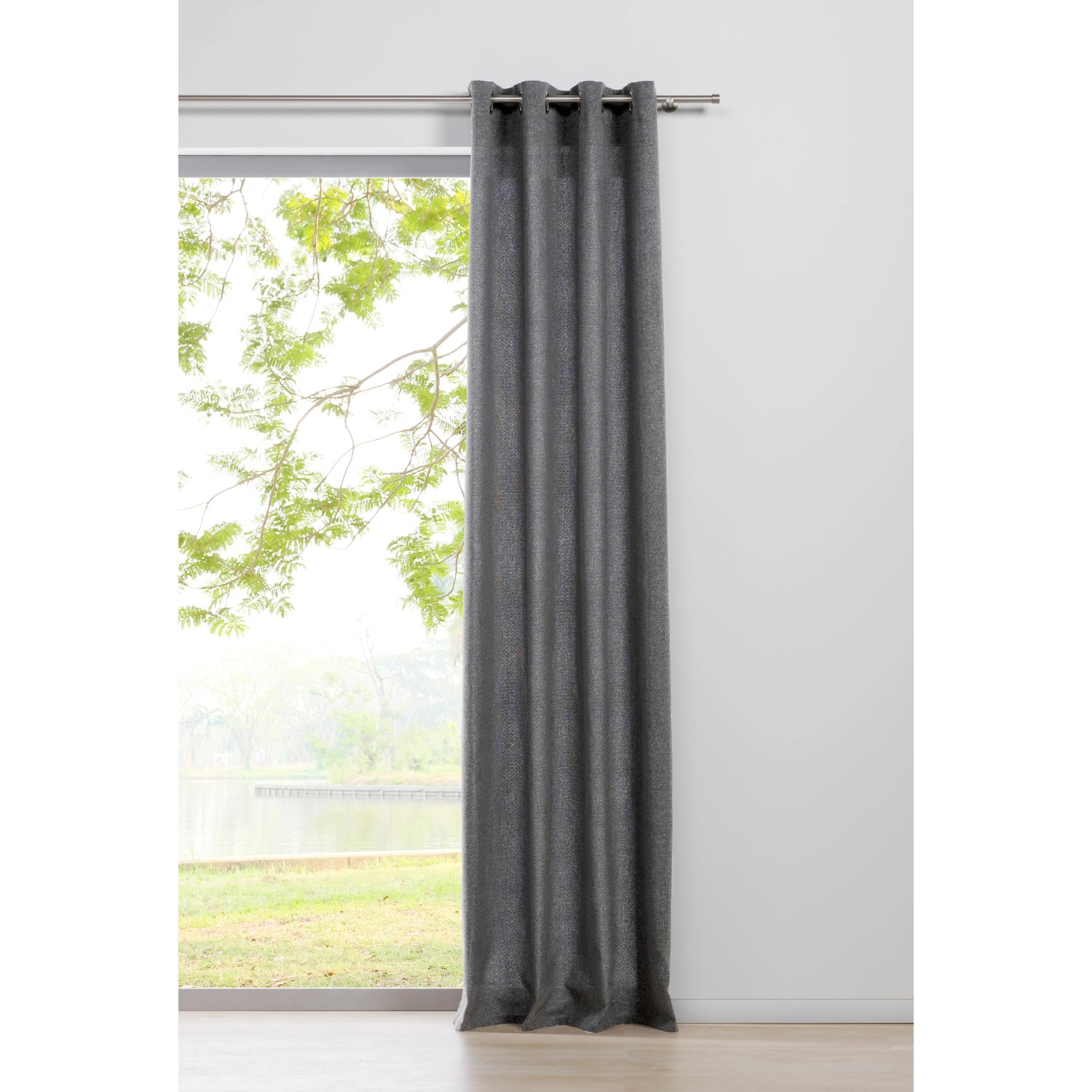 Grauer mydeco Ösenschal Verdunklung (300x135cm) am Fenster, blickdicht und verdunkelnd.