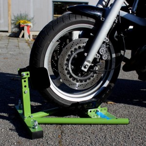 TRUTZHOLM Motorradständer vorne, grün, mit Motorradreifen im Ständer für 17-21 Zoll Räder.